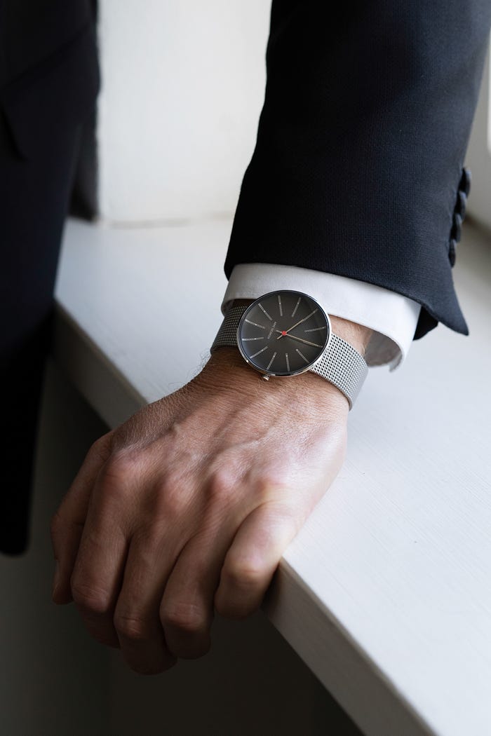 Bankers 34 mm Hvid urskive med børstet guldramme - Arne Jacobsen Watches